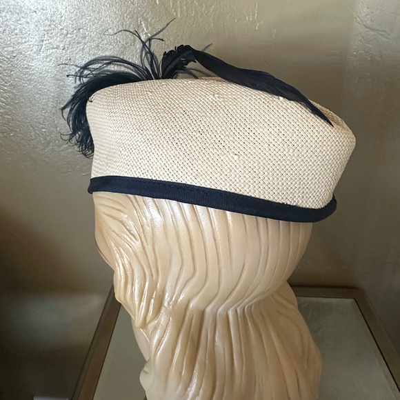 STUNNING 1940s\' CREAM STRAW SIDE CAP STYLE + NAVY TRIM, BROOCH & FEATHERS main image 8